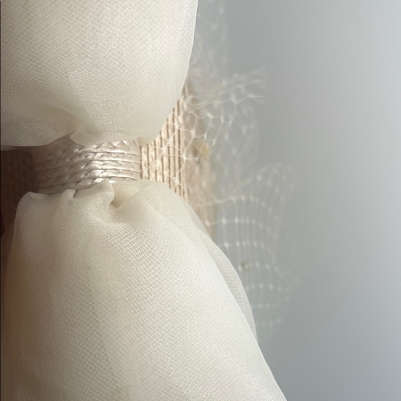 Elegant Cream Fascinator with Bow and Netting - Picture 5 of 12